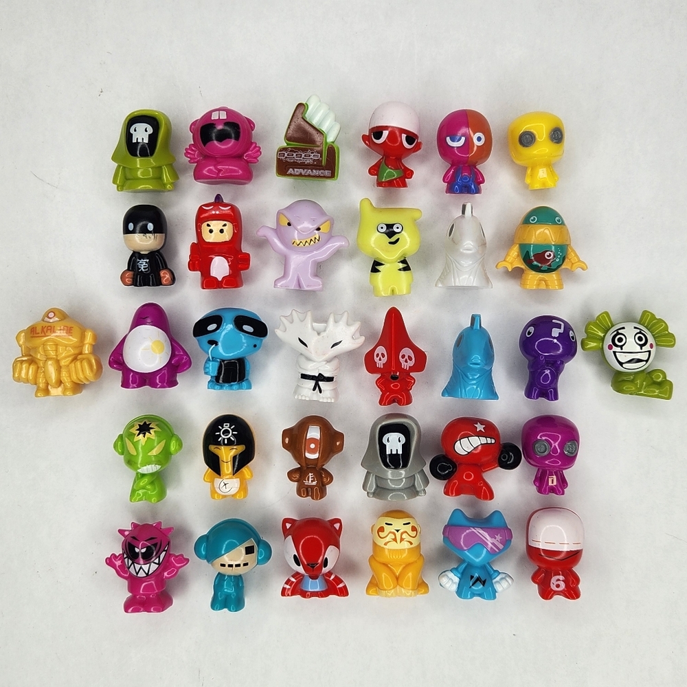 Lot Of 32 Gogo's Crazy Bones